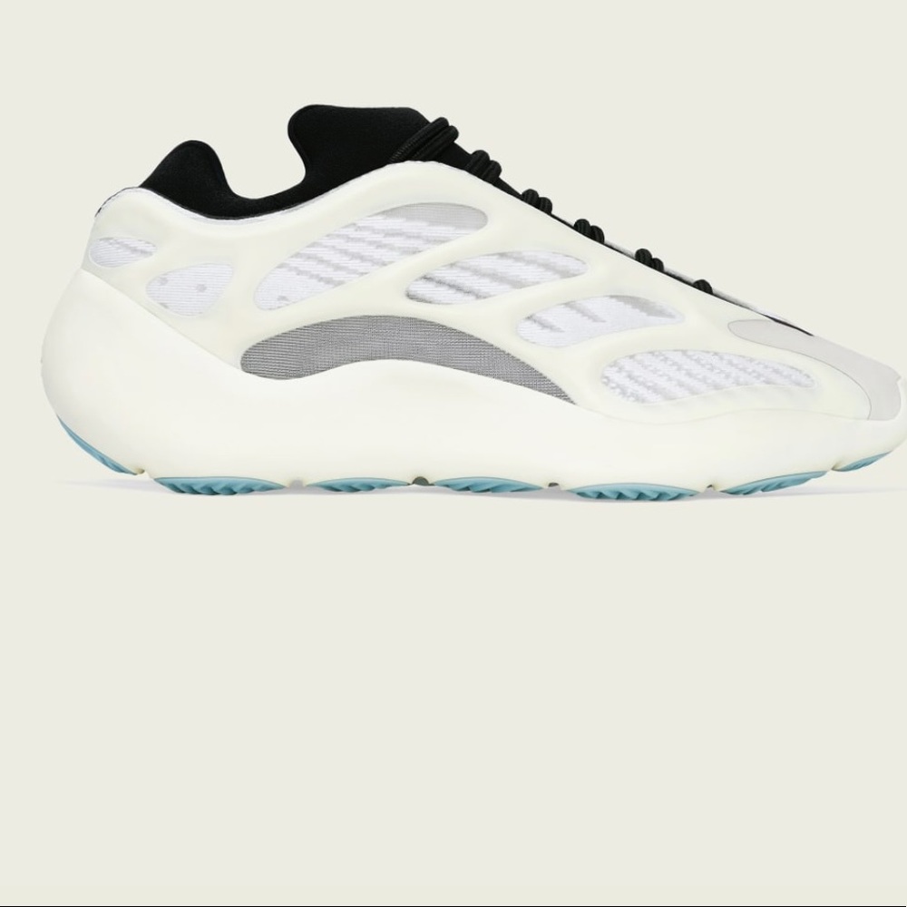 - YEEZY 700 V3 size 7.5